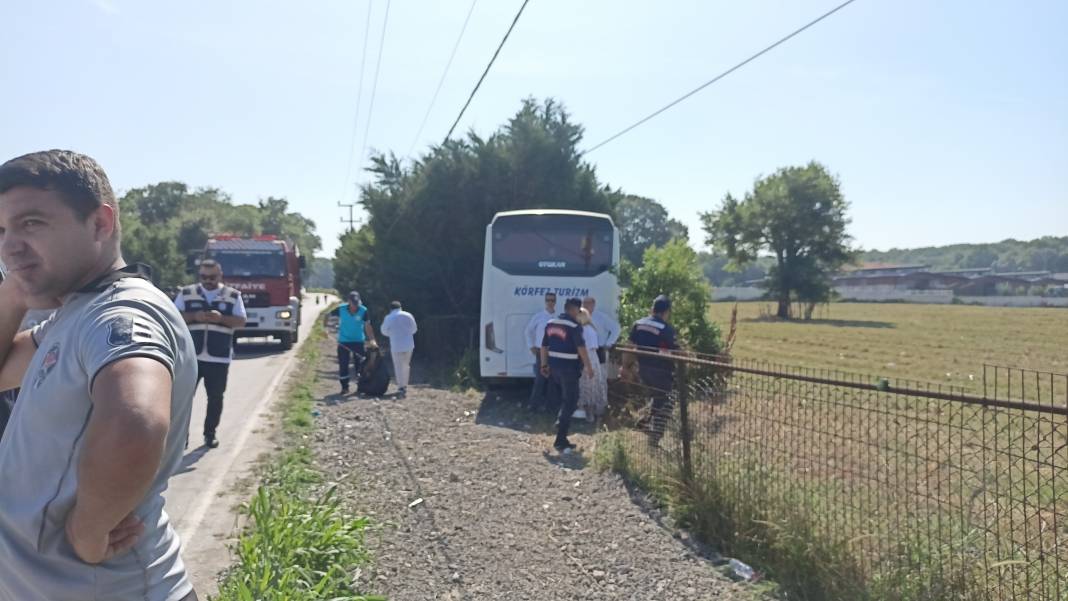 Tır ile servis midibüsü kafa kafaya çarpıştı: 1'i ağır 26 yaralı 19